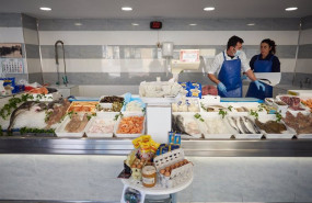 ep archivo   un vendedor de pescaderia continua su labor durante el periodo de confinamiento del