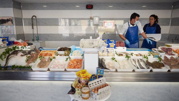 ep archivo   un vendedor de pescaderia continua su labor durante el periodo de confinamiento del