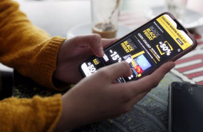 ep archivo   una joven consulta las ofertas de un comercio en su movil