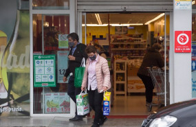 ep archivo   una mujer compra en un supermercado de castro riberas de lea perteneciente a la comarca