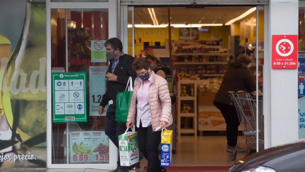 ep archivo   una mujer compra en un supermercado de castro riberas de lea perteneciente a la comarca