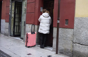 ep archivo   una mujer con una maleta