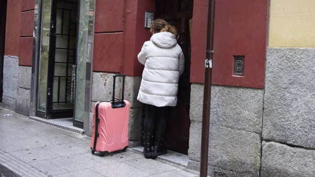 ep archivo   una mujer con una maleta