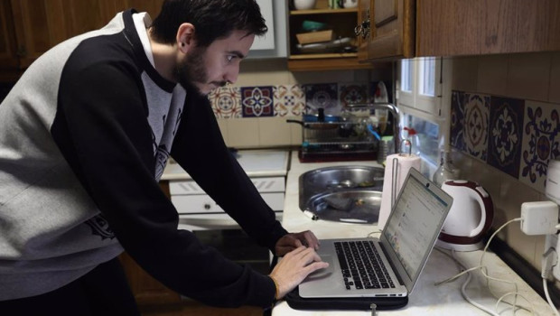 ep archivo   una persona teletrabajando en la cocina de su domicilio