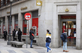 ep archivo   una sucursal del banco santander en madrid