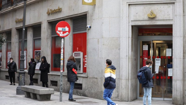 ep archivo   una sucursal del banco santander en madrid