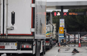 ep archivo   varios camiones esperan para pasar por el peaje de acceso a mercamadrid