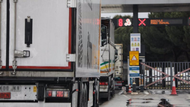 ep archivo   varios camiones esperan para pasar por el peaje de acceso a mercamadrid