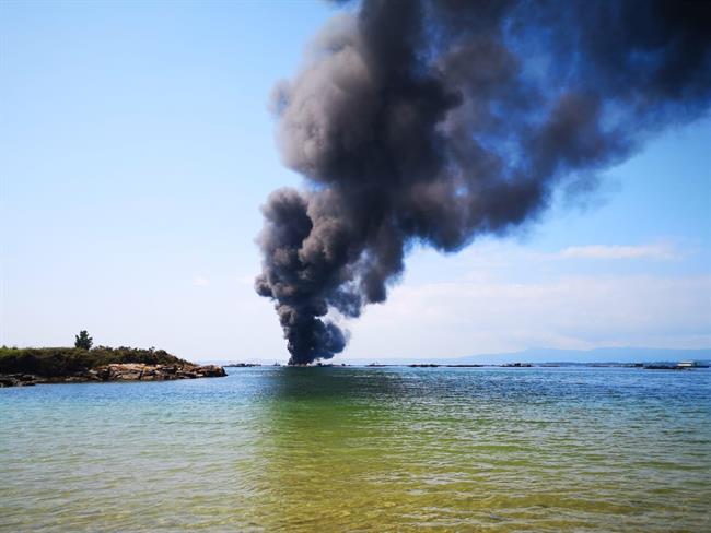 Arde un barco con 50 personas a bordo tras chocar contra una batea | CEDIDA ep ardebarco50 personasbordochocaruna batea