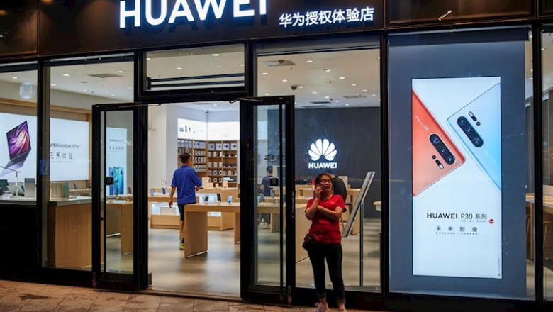 August 10, 2019 - Beijing, China: A woman talks on a mobile phone outside a Huawei store. Despite Huawei's recent announcement of in-house developed operating system HarmonyOS which is designed more for IOT devices rather than cell phones, Huawei is years | Chien-min Chung - Archivo ep august 10 2019 - beijing china a woman talks on a mobile phone outside a huawei store despite