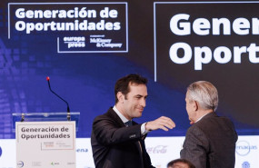 ep el ministro de economia carlos cuerpo i y el presidente de europa press asis martin de cabiedes d