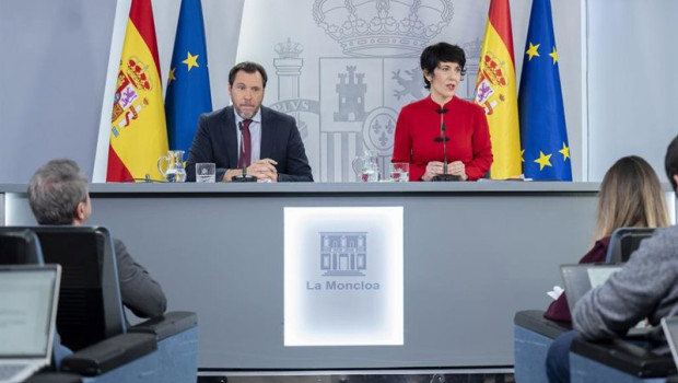 ep el ministro de transportes y movilidad sostenible oscar puente y la ministra de seguridad social