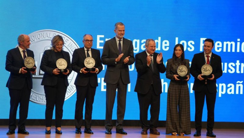 ep el rey felipe vi y el ministro de industria y turismo jordi hereu durante la entrega de los