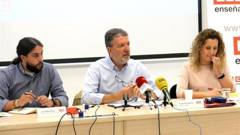 El secretario general de la Federación de Enseñanza de CCOO, Francisco García (en el centro), en rueda de prensa. | CCOO ep el secretario general de la federacion de ensenanza de ccoo francisco garcia en el centro en