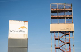 ep exteriores de la factoria arcelormittal durante los piquetes de las empresas auxiliares en huelga ep exteriores de la factoria arcelormittal durante los piquetes de las empresas auxiliares en huelga