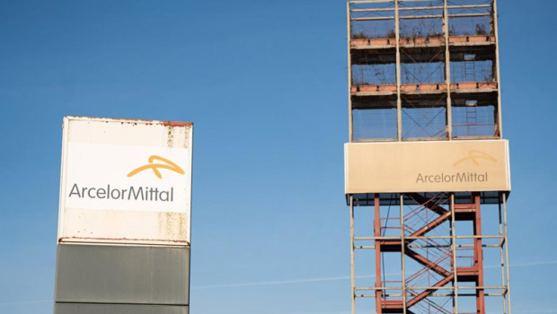 ep exteriores de la factoria arcelormittal durante los piquetes de las empresas auxiliares en huelga
