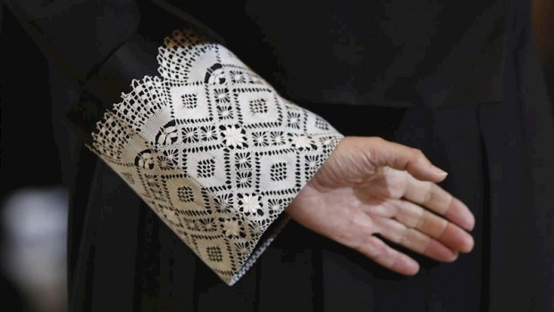 ep imagen de la mano de un juez con la toga negra que visten en las vistas orales