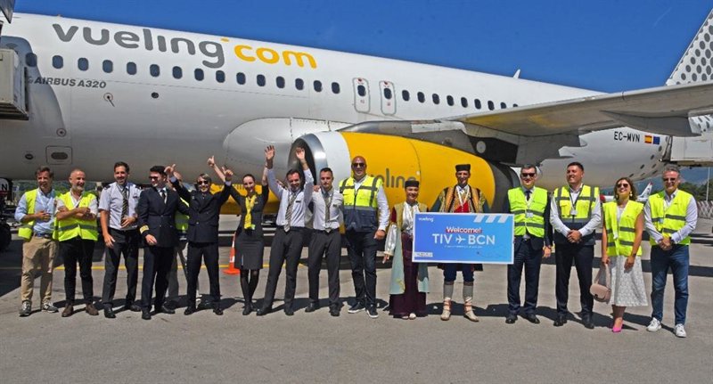 La tripulación del primer vuelo entre Barcelonay Tivat (Montenegro) de Vueling. | VUELING ep la tripulacion del primer vuelo entre barcelonay tivat montenegro de vueling