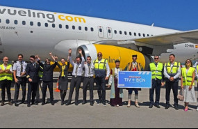 ep la tripulacion del primer vuelo entre barcelonay tivat montenegro de vueling