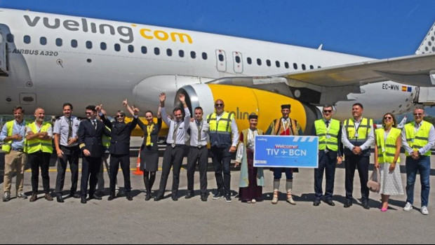 ep la tripulacion del primer vuelo entre barcelonay tivat montenegro de vueling