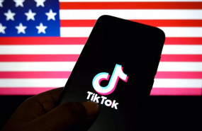 ep logotipo de tiktok sobre un fondo con la bandera de estados unidos
