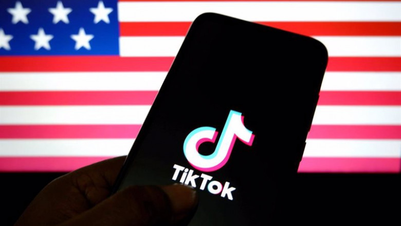 Logotipo de TikTok sobre un fondo con la bandera de Estados Unidos. | AVISHEK DAS / ZUMA PRESS / CONTACTOPHOTO ep logotipo de tiktok sobre un fondo con la bandera de estados unidos
