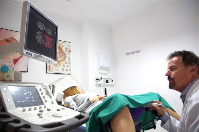 Médico utilizando la técnica de la foliculoscopia virtual | CLÍNICA MARGEN ep medico utilizandotecnicala foliculoscopia virtual
