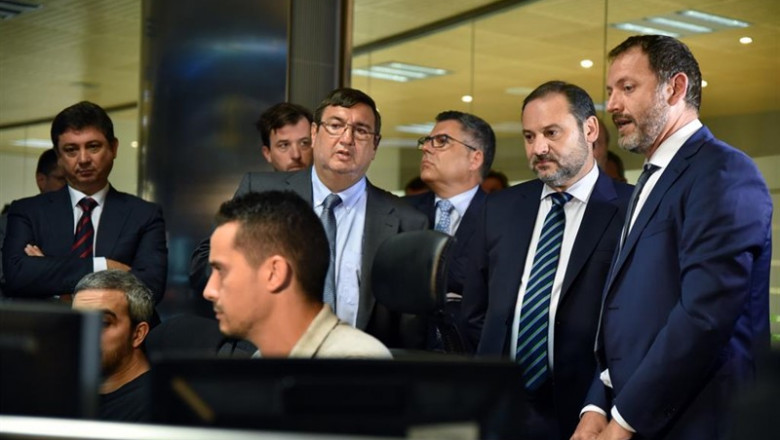 El ministro de Fomento en funciones, José Luis Ábalos (2d), durante su visita para la supervisión de las instalaciones del Control de Tráfico Centralizado de Adif de Valencia-Fuente de San Luis, desde donde se regula y coordina la circulación de red ferro | Jorge Gil - Europa Press ep ministrofomentofunciones jose luis abalos 2d durantevisitala supervisionlas instalacionescontroltrafico centralizadoadifvalencia-fuentesan luis desdese regulacoordinacirculacionred ferro