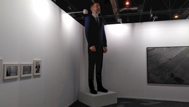 ep ninot obra de santiago sierra y eugenio merino en arco que representa al rey felipe vi y que