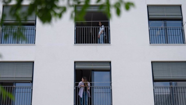 ep nuevos inquilinos durante la entrega de las llaves de una promocion publica de alquiler asequible ep nuevos inquilinos durante la entrega de las llaves de una promocion publica de alquiler asequible