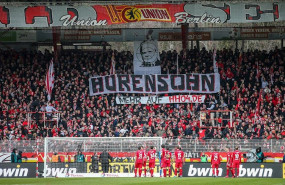 ep pancarta de aficionados del union berlin contra el magnate del hoffenheim dietmar hopp