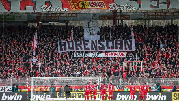 ep pancarta de aficionados del union berlin contra el magnate del hoffenheim dietmar hopp