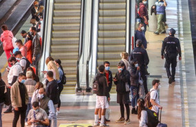 ep pasajeros en los andenes de la estacion de tren madrid-puerta de atocha en madrid espana