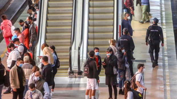 ep pasajeros en los andenes de la estacion de tren madrid-puerta de atocha en madrid espana