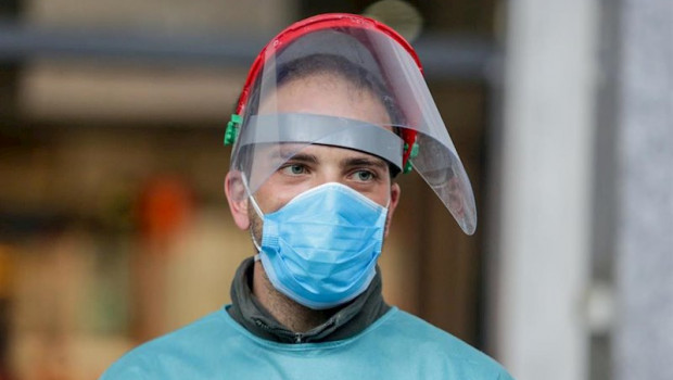 ep sanitario protegido con una mascarilla y pantalla protectora en el hospital temporal de la