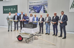 ep skoda coloca la primera piedra de su nueva planta de pintura en su sede principal de republica