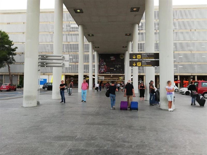 ep turistas en la terminal de llegadas en el aeropuerto de palma