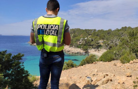 ep un agente de la policia local de sant antoni realizando tareas de vigilancia con el dron