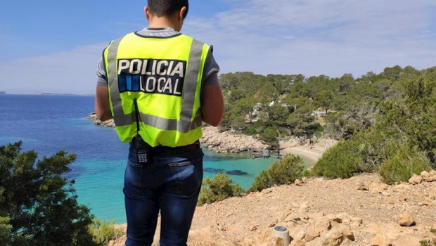 ep un agente de la policia local de sant antoni realizando tareas de vigilancia con el dron