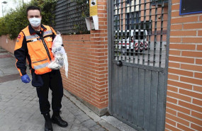 ep un agente de proteccion civil de boadilla del monte protegido con mascarilla y guantes lleva
