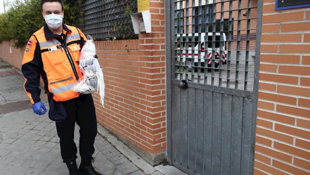 ep un agente de proteccion civil de boadilla del monte protegido con mascarilla y guantes lleva