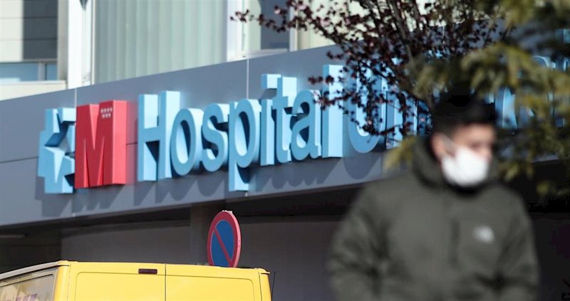 ep un hombre con mascarilla camina por las zonas exteriores del hospital de torrejon donde se ep un hombre con mascarilla camina por las zonas exteriores del hospital de torrejon donde se