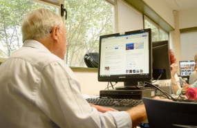 ep un hombre mayor de 65 anos utilizando un ordenador para conectarse a internet ep un hombre mayor de 65 anos utilizando un ordenador para conectarse a internet