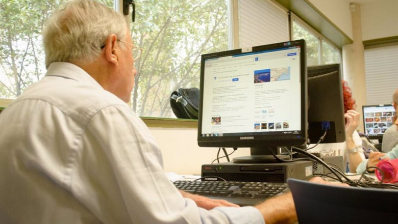 ep un hombre mayor de 65 anos utilizando un ordenador para conectarse a internet ep un hombre mayor de 65 anos utilizando un ordenador para conectarse a internet