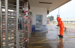 ep un operario desinfecta las instalaciones de la planta del grupo psa de figueruelas