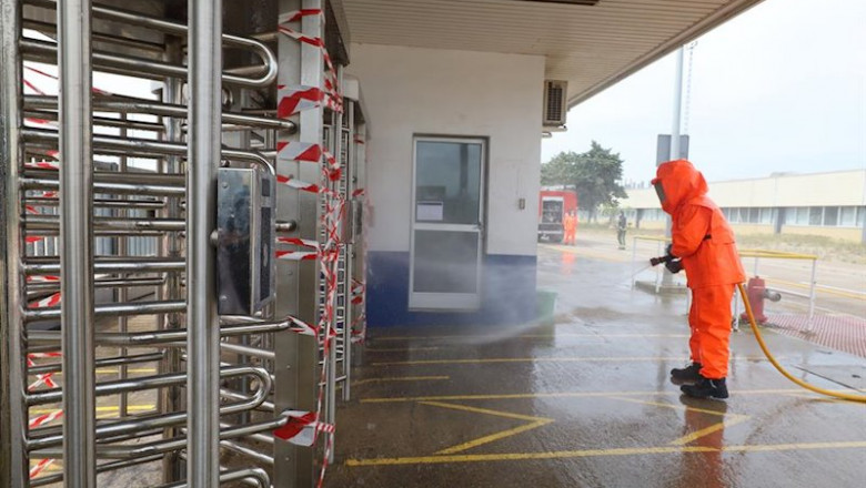 ep un operario desinfecta las instalaciones de la planta del grupo psa de figueruelas ep un operario desinfecta las instalaciones de la planta del grupo psa de figueruelas