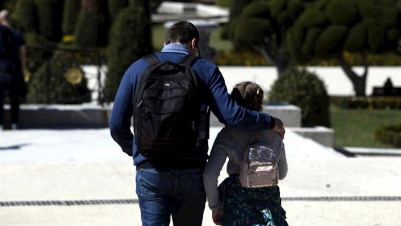 Un padre junto a su hija pasean por el Parque del Retiro en el primer día sin colegio por el riesgo del coronavirus, en Madrid, el pasado 11 de marzo. | Óscar Cañas - Europa Press ep un padre junto a su hija pasean por el parque del retiro en el primer dia sin colegio por el