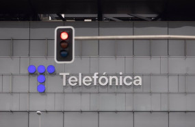 ep un semaforo en rojo frente a la sede de telefonica a 28 de noviembre de 2023 en madrid espana