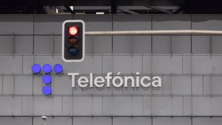 ep un semaforo en rojo frente a la sede de telefonica a 28 de noviembre de 2023 en madrid espana
