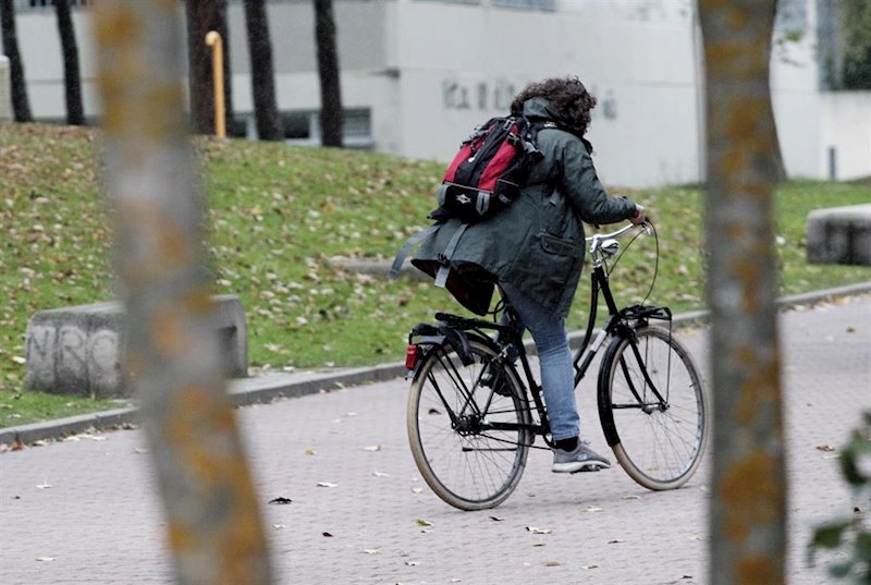 ep una mujer montando en bicicleta por madrid imagen de archivo ep una mujer montando en bicicleta por madrid imagen de archivo